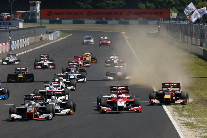 レース2決勝: スタートではみ出したピエール・ガスリー（TEAM無限SF14）