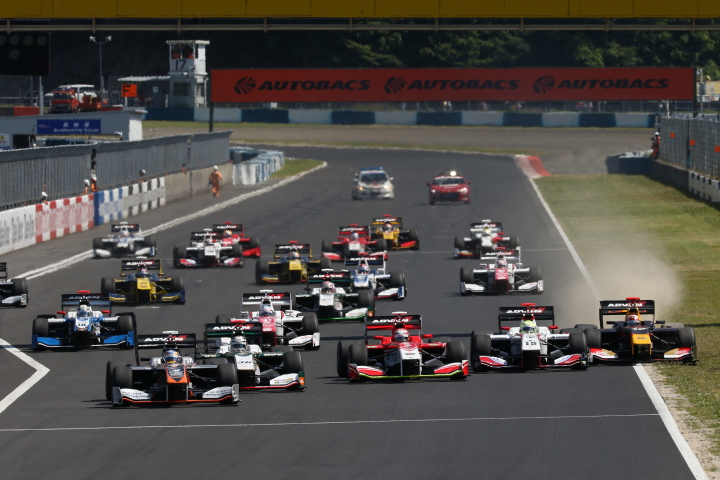 レース2決勝: スタートではみ出したピエール・ガスリー（TEAM無限SF14）