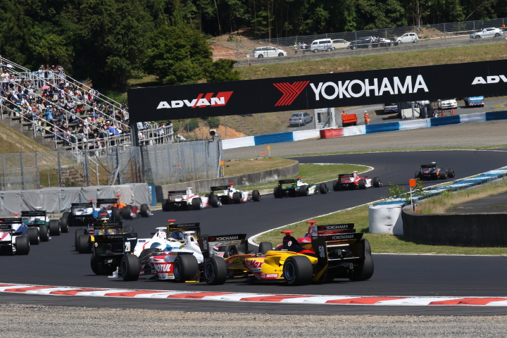 レース2決勝: 1コーナーを立ち上がってウィリアムズコーナーへ