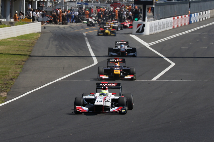 レース2決勝: 早くも1周終わりで続々とピットインし義務を消化するドライバー