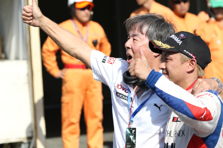 レース2決勝: 優勝した関口雄飛と星野一義監督（ITOCHU ENEX TEAM IMPUL SF14）