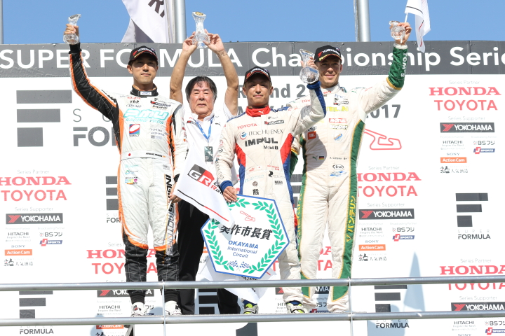 レース2表彰式: トップ3と優勝チーム監督