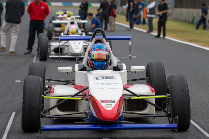 ポールポジションのグリッドに付いた小倉祥太（ル・ボーセフォーミュラアカデミーPFC）