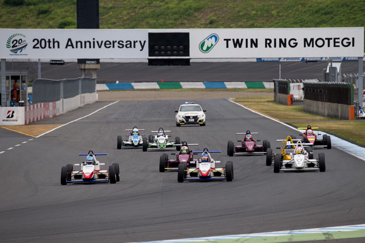 10周の決勝レースがスタートした