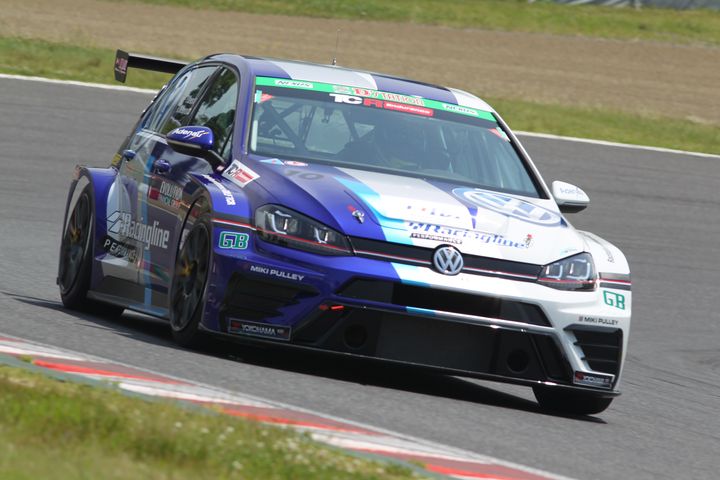 ニューカマーフィリップ・デベサ／密山祥吾組（Racingline PERFORMANCE GOLF TCR）はST-Rクラス2番手