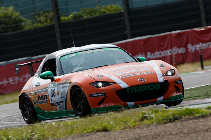 ST-5クラス優勝は村上博幸／脇谷猛／加藤正将組（村上モータースMAZDAロードスターND）