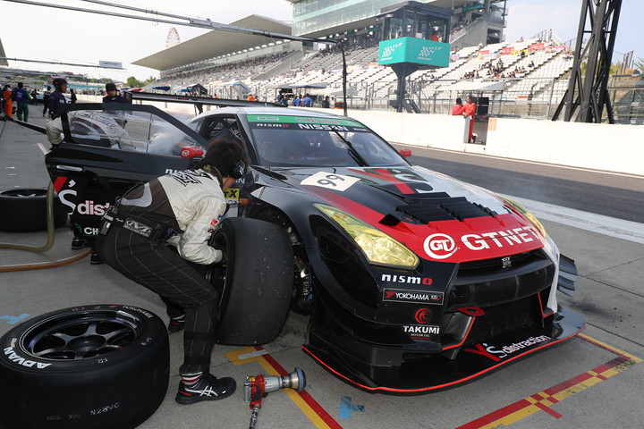 ピット作業を行うY`s distraction GTNET GT-R