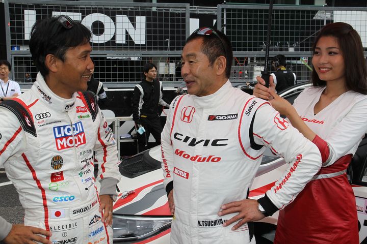 グリッドで談笑するST-TCRクラスの田ヶ原章蔵（LIQUI MOLY RS3 LMS）と久々レース復帰の土屋圭市（Modulo CIVIC TCR）