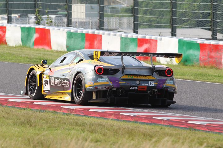セカンドチャンス100: モーリス・チェン／吉本大樹／坂本祐也 組（HubAuto Ferrari 488 GT3R）は何度もトラブルに見舞われる