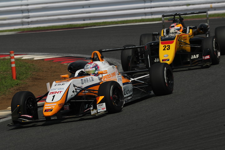 坪井翔（カローラ中京Kuo TOM'S F317）と高星明誠（B-MAX NDDP F3）のトップ争い