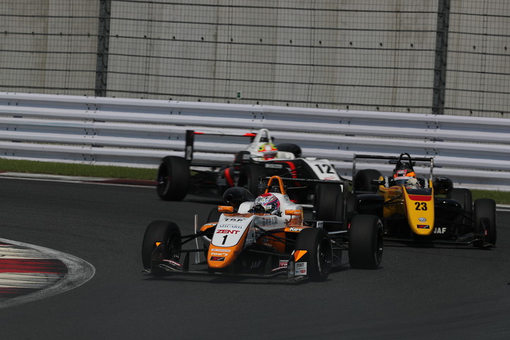 2周目の1コーナー、上位3人の攻防