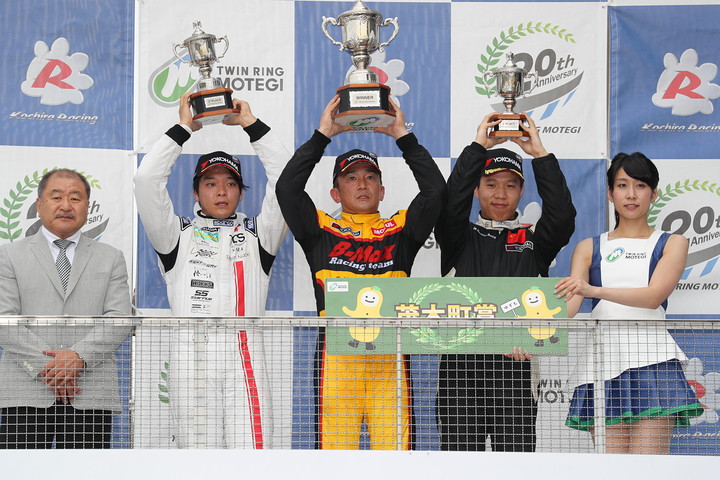 Nクラス表彰式: 優勝・DRAGON、2位・平優弥、3位・アレックス・ヤン