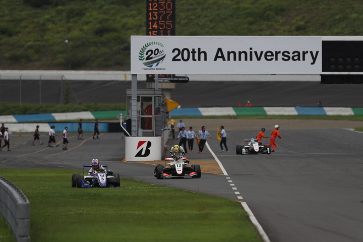 スタートの接触で早くもアレックス・パロウと三浦愛がリタイアした