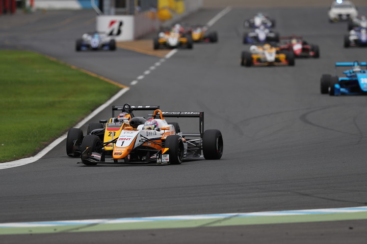 高星明誠を押さえてトップで1コーナーに入る坪井翔