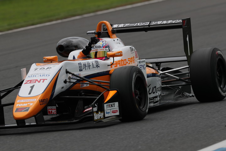 優勝して手を挙げる坪井翔（カローラ中京Kuo TOM'S F317）