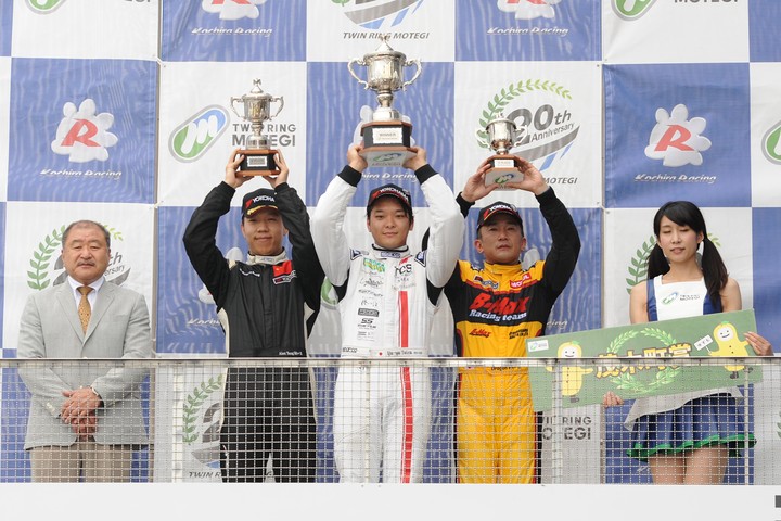 Nクラス表彰式: 優勝・平優弥、2位・アレックス・ヤン、3位・DRAGON