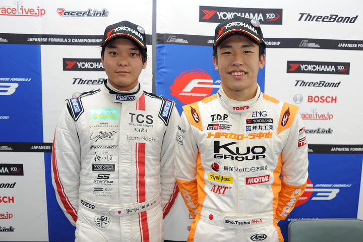 決勝フォトセッション: Nクラス優勝の平優弥と総合優勝の坪井翔