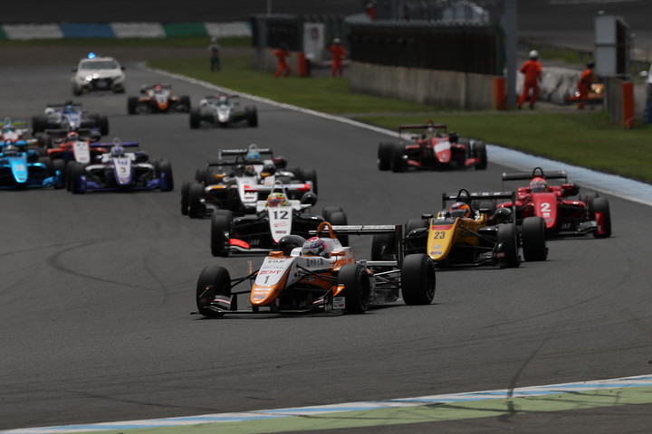 14周の決勝レースがスタートした