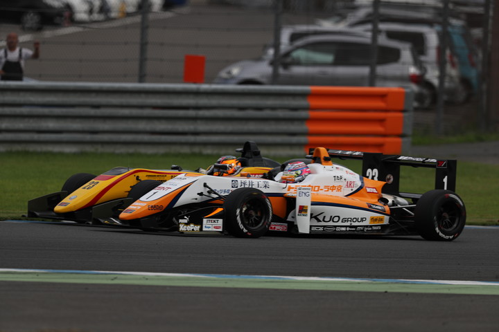 スタート直後の1コーナー。坪井翔と高星明誠のトップをかけた攻防