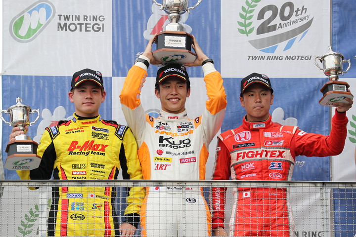 表彰式: 優勝・坪井翔、2位・高星明誠、3位・大津弘樹