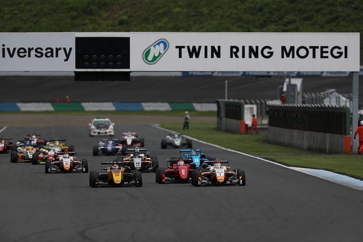 20周の決勝レースがスタートした