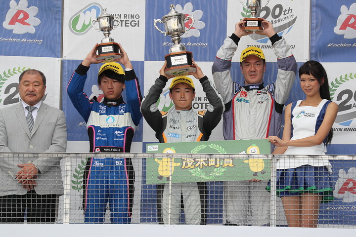 表彰式: 優勝・角田裕毅、2位・里見乃亜、3位・三浦勝