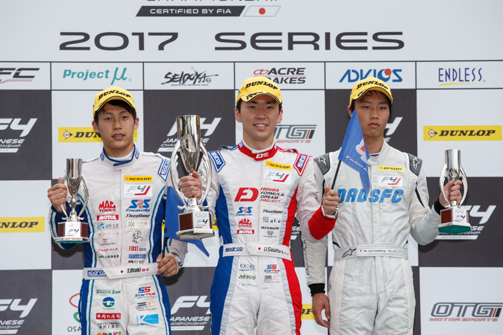 表彰式: 優勝・笹原右京（中央）、2位・大滝拓也（左）、3位・石原瑞基（右）