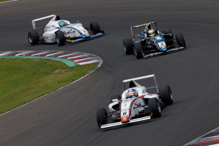 トップに立った笹原右京に2位・石原瑞基、3位・大滝拓也が続く