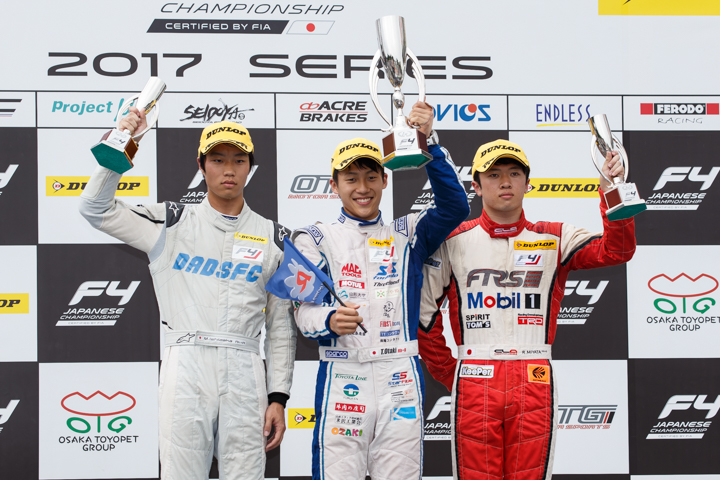 表彰式: 優勝・大滝拓也（中央）、2位・石坂瑞基（左）、3位・宮田莉朋（右）