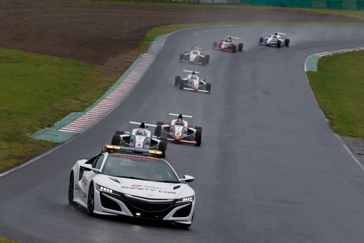 レースは何度もセーフティーカーが入る荒れた展開となった