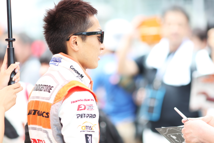 ピットウォーク: 野尻智紀（AUTOBACS RACING TEAM AGURI）