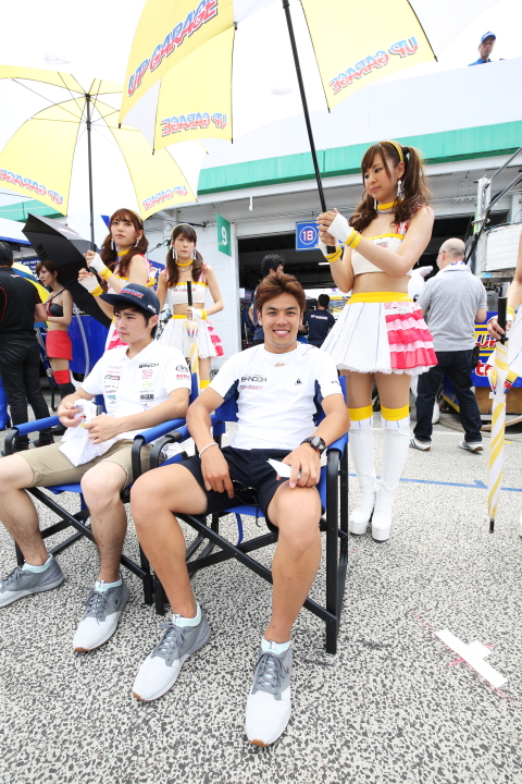 ピットウォーク: 川端伸太朗と中山友貴（TEAM UPGARAGE with BANDOH）