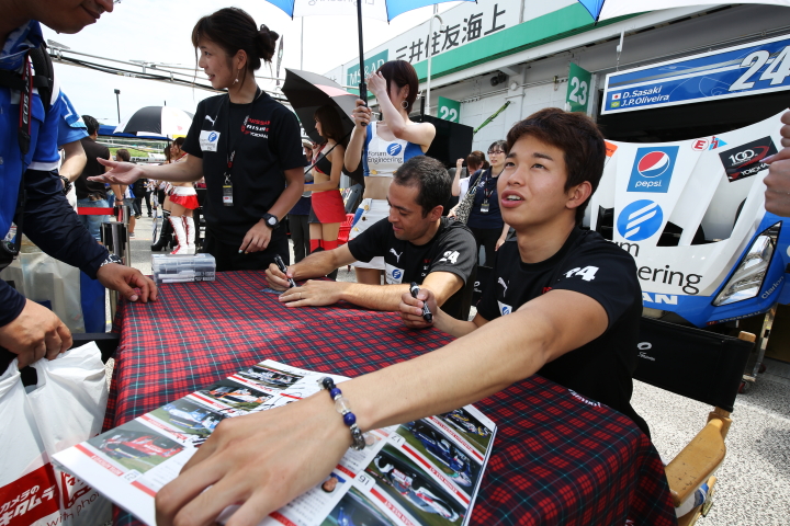 ピットウォーク: ジョアオ・パオロ・デ・オリベイラと佐々木大樹（フォーラムエンジニアリングADVAN GT-R）