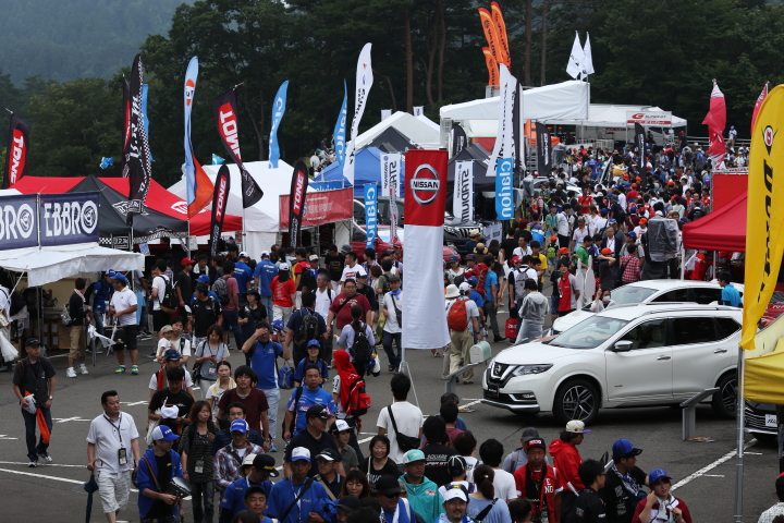 ピットウォーク: 入場待ちの観客