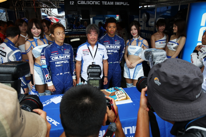 ピットウォーク: 星野一義監督（TEAM IMPUL）、70才の誕生パーティー
