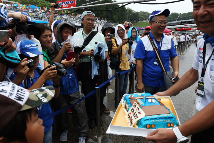 ピットウォーク: 星野一義監督（TEAM IMPUL）、70才の誕生パーティー