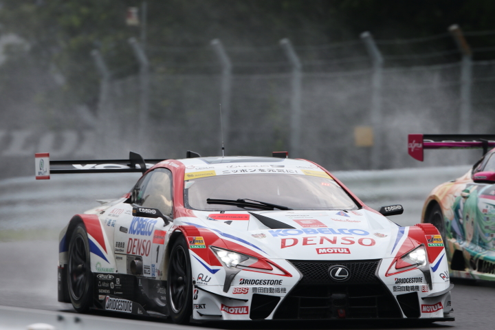 スタート進行: ヘイッキ・コバライネン（DENSO KOBELCO SARD LC500）