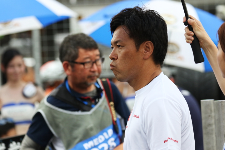 スタート進行: 松浦孝亮（NAKAJIMA RACING）