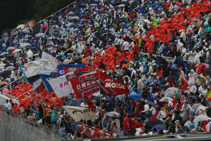 スタート進行: スタンドは超満員