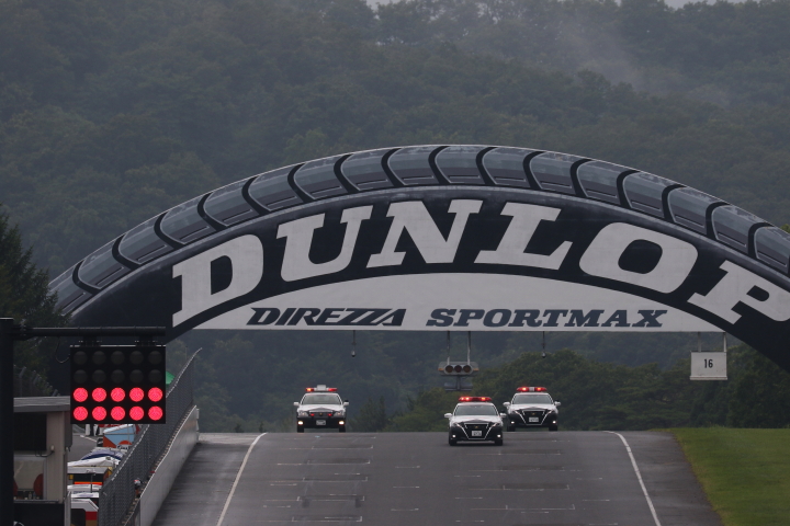 決勝レース: パトカー先導によるパレードラップ