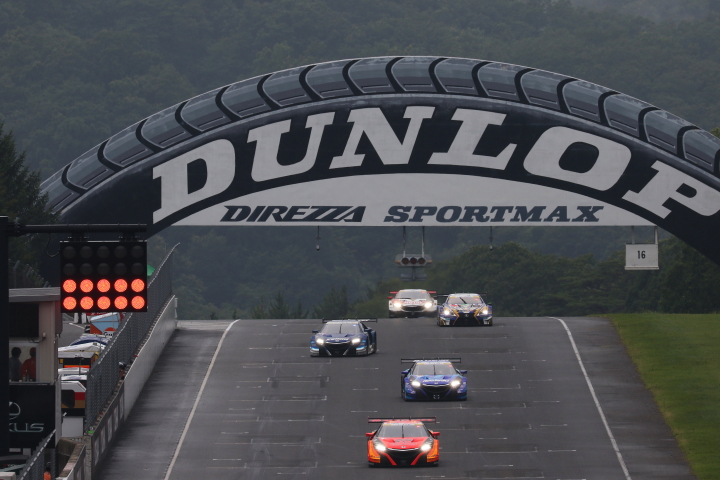 決勝レース: GT500クラスのスタートシーン