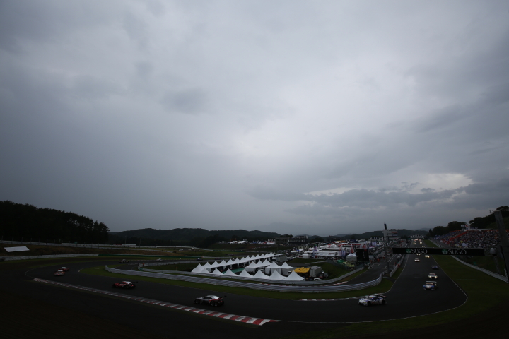 決勝レース: 1コーナーになだれ込むGT500クラスのマシンたち