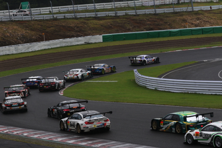 決勝レース: 1コーナーになだれ込むGT300クラスのマシンたち