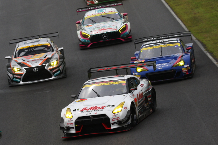 決勝レース: T300クラスの先頭集団