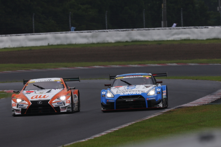 決勝レース: ジェームス・ロシター（au TOM'S LC500） vs 佐々木大樹（フォーラムエンジニアリングADVAN GT-R）