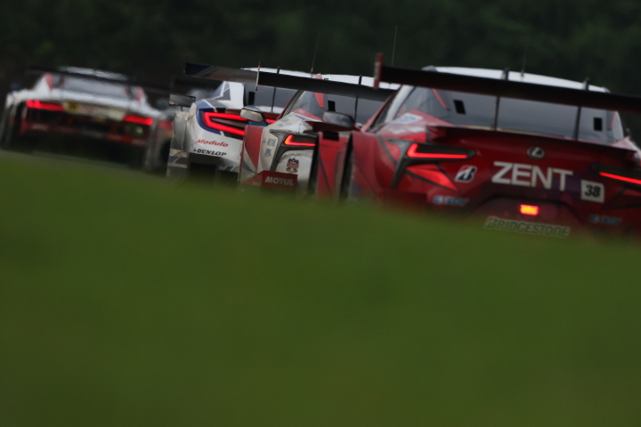 決勝レース: GT500クラスの争い