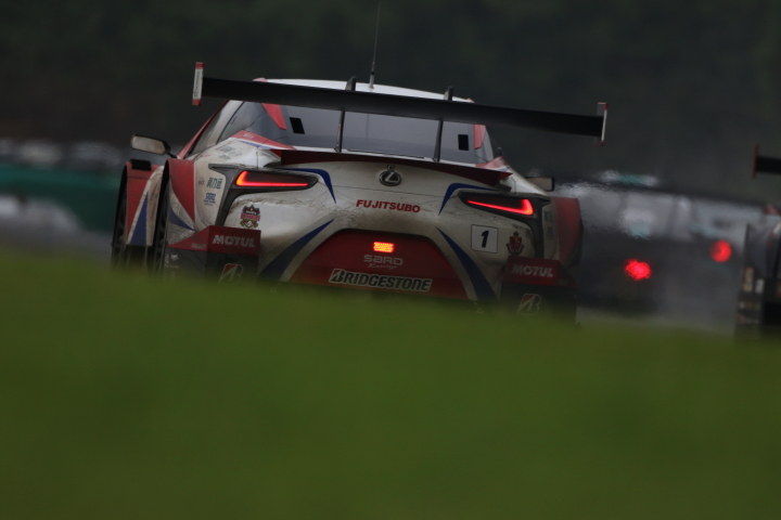 決勝レース: ヘイッキ・コバライネン／平手晃平組（DENSO KOBELCO SARD LC500）