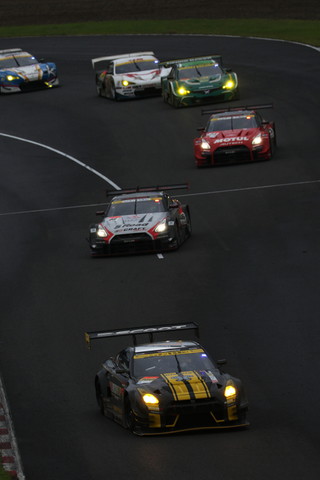 決勝レース: GT300クラスとGT500クラスが入り乱れる