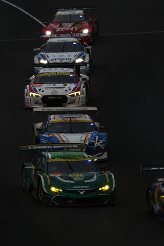 決勝レース: GT300クラスとGT500クラスが入り乱れる