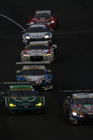 決勝レース: GT300クラスとGT500クラスが入り乱れる